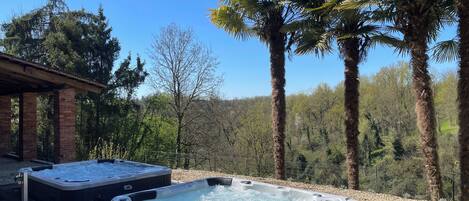 Tina de hidromasaje al aire libre