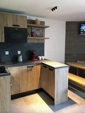 Kühlschrank, Mikrowelle, Ofen, Geschirrspüler