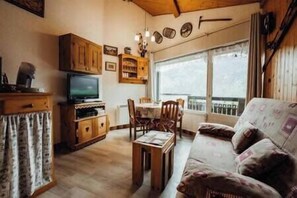 TV - Slopeside Nests with Mont Blanc Views (Saint-Gervais-les-Bains)