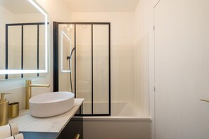 Bathroom - Beautiful 54 m² apartment with parking in Nantes (Nantes)