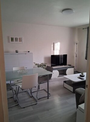 Dining - Lovely, well-appointed F2 (Cusset)