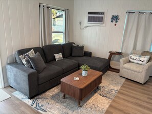 Smart TV - Cozy 1-bedroom bungalow in serene Indian Shores with AC just steps to the beach (Indian Shores)