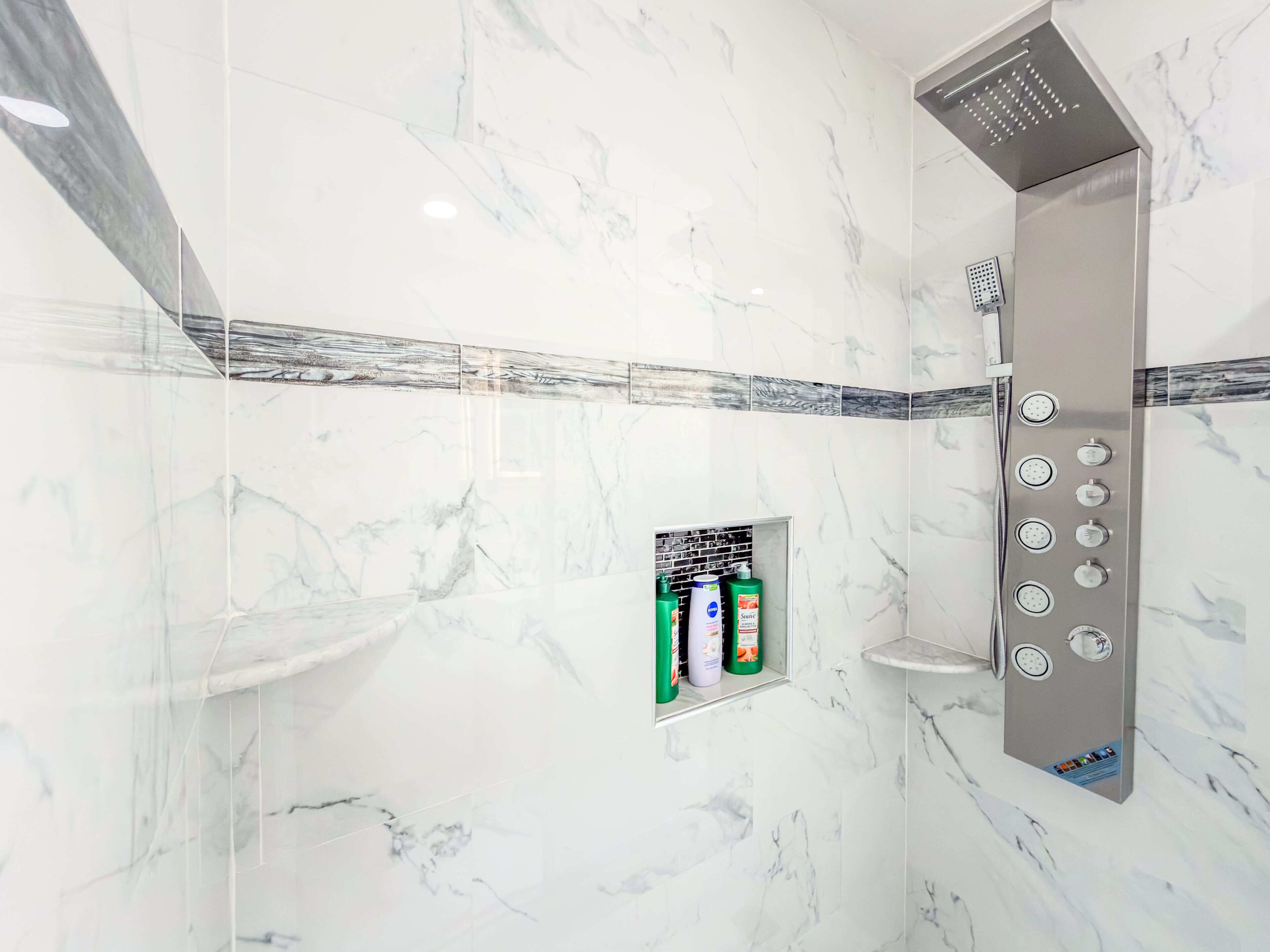 Secadora de cabello, toallas, jabón, papel de baño 