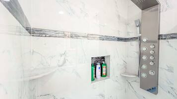 Secadora de cabello, toallas, jabón, papel de baño