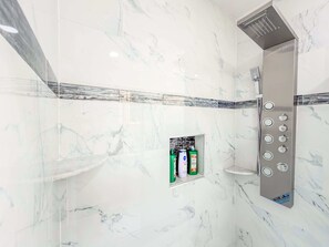 Secador de pelo, toallas, jabón y papel higiénico