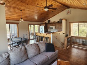 Living area - High Dive Cabana a Serene 3-bedroom home in charming Shell Knob. Great location (Shell Knob)