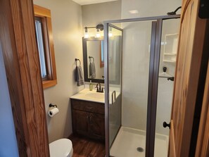 Shower, hair dryer, towels, soap - High Dive Cabana a Serene 3-bedroom home in charming Shell Knob. Great location (Shell Knob)