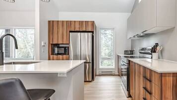 Réfrigérateur, four à micro-ondes, un four, surface de cuisson