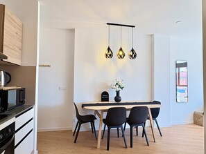 Dining - Brand New Modern Retreat at Malvarrosa Beach (València)