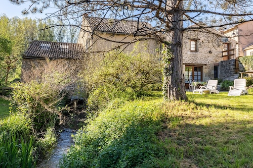 Holiday Home “Petite Maison Bord De Rivière” with Terrace, Private Garden & Wi-Fi