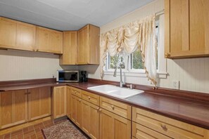 Fridge, microwave, oven, stovetop - Historic Littleton Getaway | Pet-Friendly Stay (Littleton)