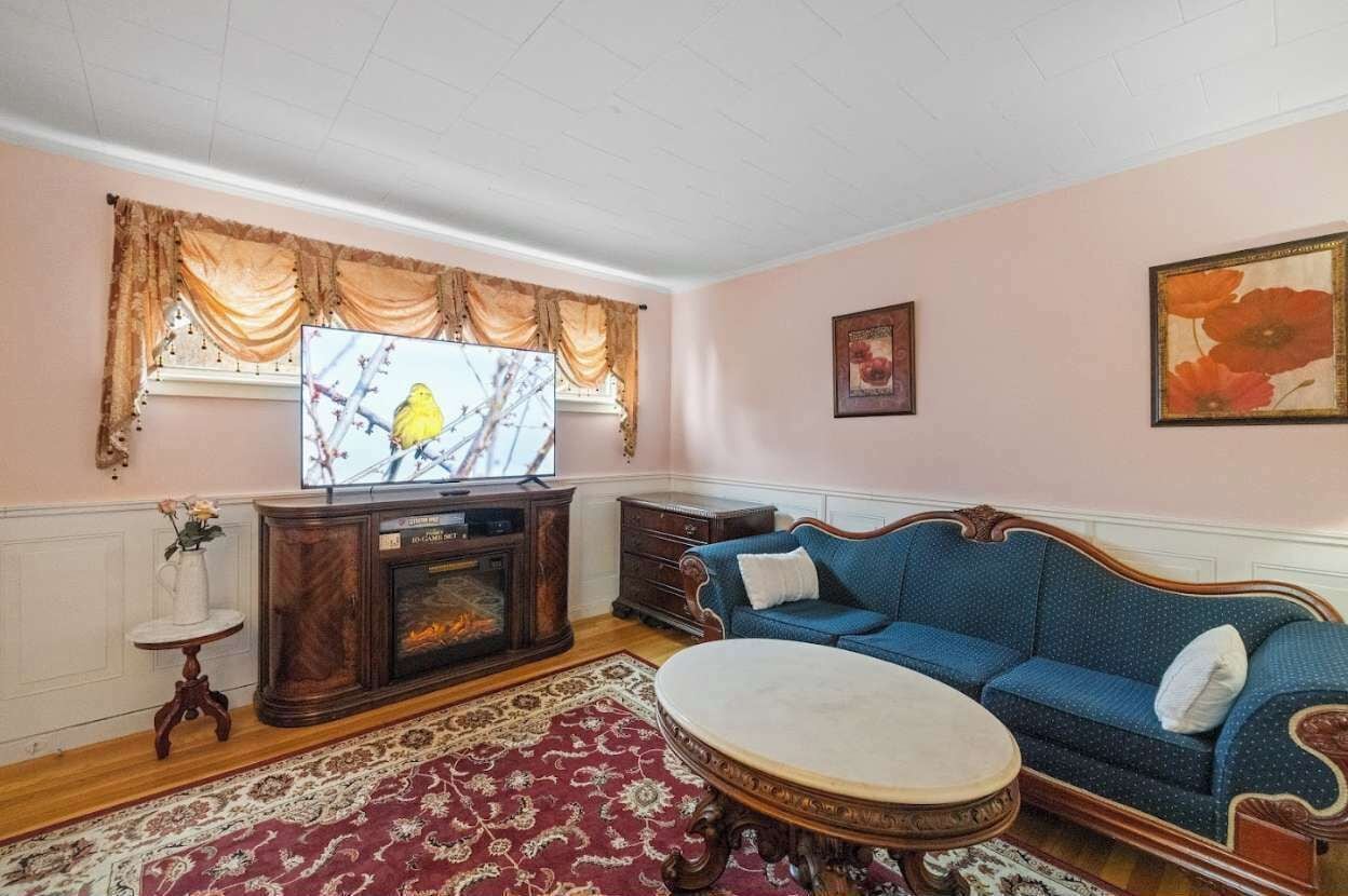 TV, fireplace, offices