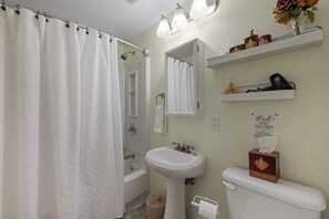 Douche, sèche-cheveux, serviettes fournies, shampoing