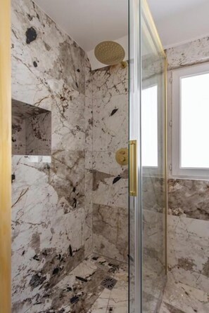 Dusche, Haartrockner, Handtücher, Seife