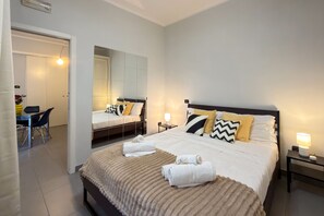 2 bedrooms, bed sheets - Riviera di Chiaia 207 - 1° Piano (Naples)