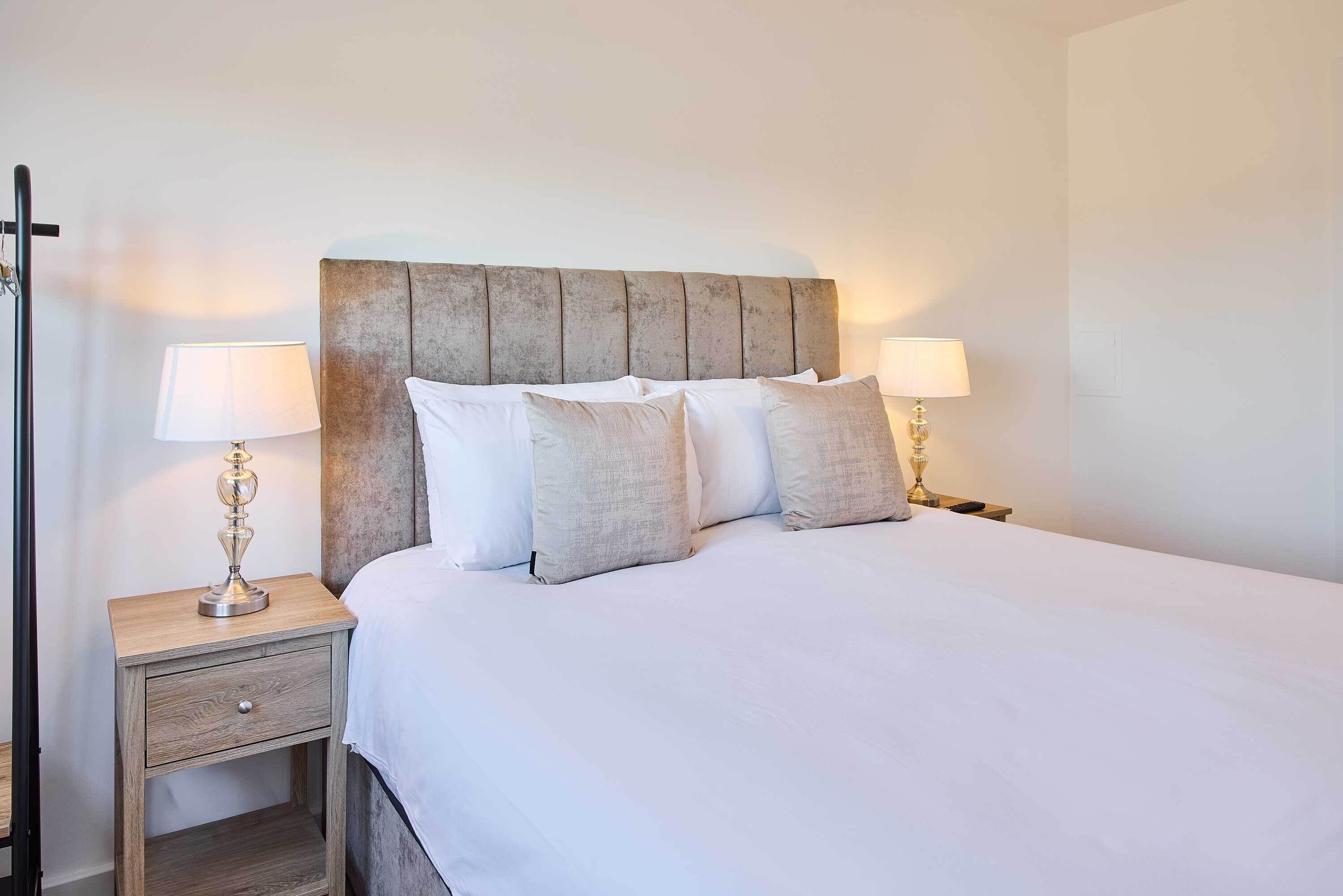 Travel crib, WiFi, bed sheets