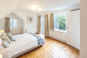 Iron/ironing board, travel crib, WiFi, bed sheets