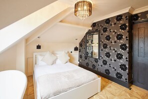 Desk, WiFi, bed sheets - Host & Stay | Osborne Apartment (Jesmond)