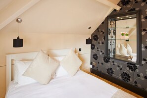 Desk, WiFi, bed sheets - Host & Stay | Osborne Apartment (Jesmond)