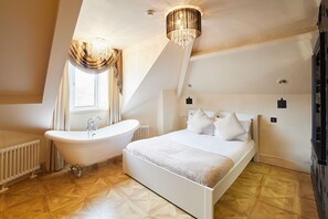Desk, WiFi, bed sheets - Host & Stay | Osborne Apartment (Jesmond)