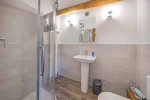 Een douche, een haardroger, handdoeken, shampoo