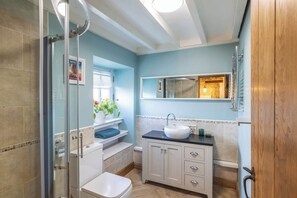 Shower, hair dryer, towels - Host & Stay | Cedar View (Whitby)