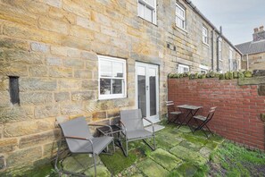Outdoor dining - Host & Stay | Cedar View (Whitby)