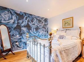 Iron/ironing board, WiFi, bed sheets - Host & Stay | Little Highlands (Tenbury Wells)