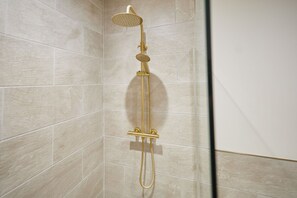 Shower, hair dryer, towels - Host & Stay | Flat 1 @ Temperance House (Saltburn-By-The-Sea)