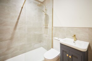Shower, hair dryer, towels - Host & Stay | Flat 1 @ Temperance House (Saltburn-By-The-Sea)