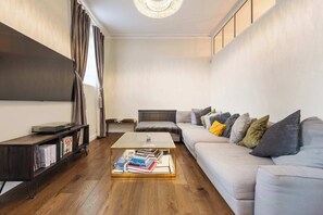 TV, offices - Host & Stay | Hillhampton Stables (Great Witley)
