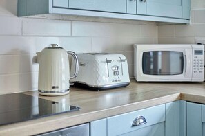 Fridge, dishwasher, coffee/tea maker, electric kettle - Host & Stay | The Bamburgh Bolthole (Bamburgh)
