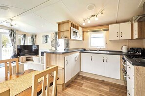 Fridge, microwave, oven, stovetop - Host & Stay | Wentbridge Lodge (Pocklington)