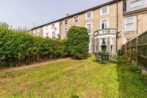 A residential property with a garden, a large tree, and a conservatory. - Host & Stay | St Georges (Great Yarmouth)