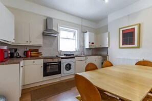 Fridge, microwave, oven, stovetop - Host & Stay | St Georges (Great Yarmouth)