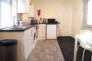 Fridge, microwave, oven, stovetop - Host & Stay | Clacton Waves (Clacton-on-Sea)
