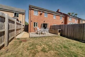 Outdoor dining - Host & Stay | Walkers Lane House (Worcester)