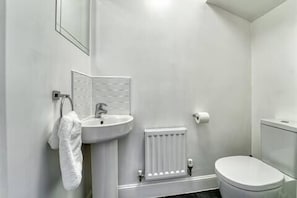 Shower, hair dryer, towels - Host & Stay | Walkers Lane House (Worcester)