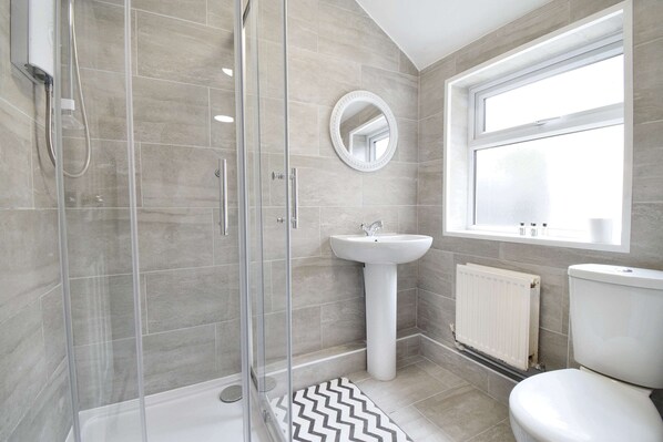 Shower, towels - Host & Stay | Church Drive (Shirebrook)