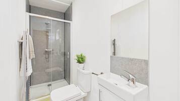 Shower, towels, shampoo