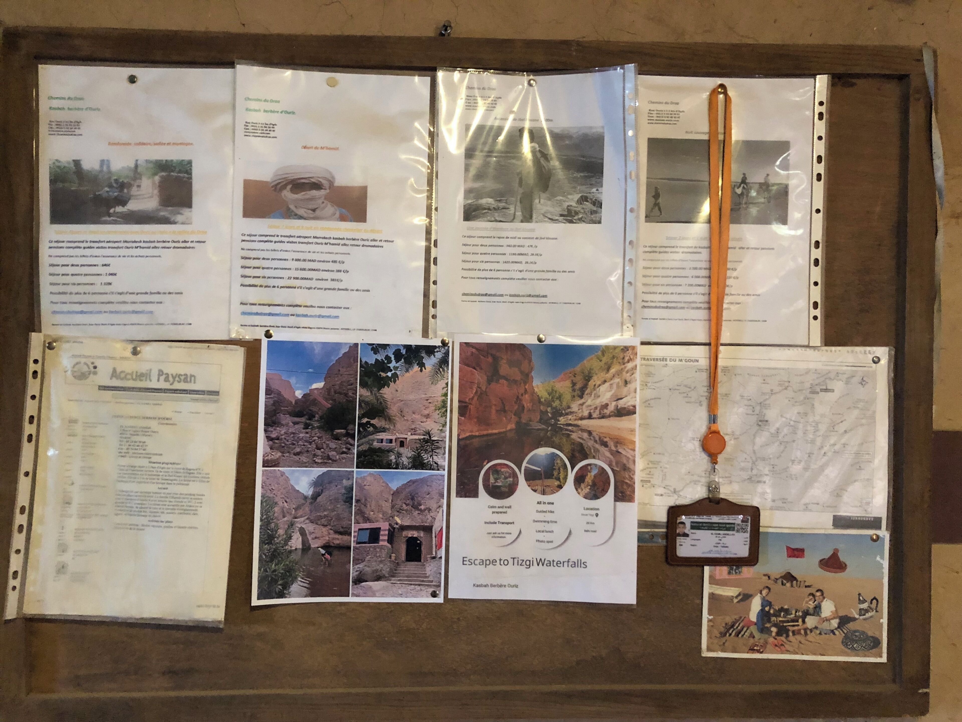 Een prikbord met diverse documenten over reizen, waaronder kaarten, brochures en informatiefolders.