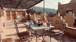 Outdoor dining - Kasbah berbère Ouriz (Tansifte)