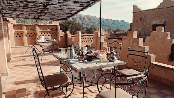 Outdoor dining - Kasbah berbère Ouriz (Drâa-Tafilalet)