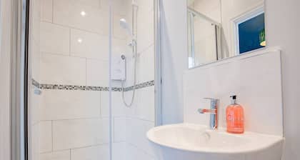 Host & Stay | Foley House Flat