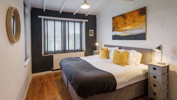 6 bedrooms, iron/ironing board, travel cot, WiFi