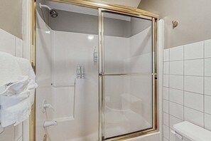 Shower, hair dryer, towels - GOLF VIEWS - Spacious 3BR Condo with Loft & Pool (Branson)
