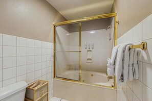 Shower, hair dryer, towels - GOLF VIEWS - Spacious 3BR Condo with Loft & Pool (Branson)