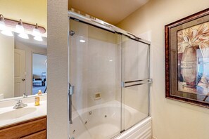 Shower, hair dryer, towels - Spacious 2BR Condo - GOLF VIEWS - Pool & Dog OK (Branson)