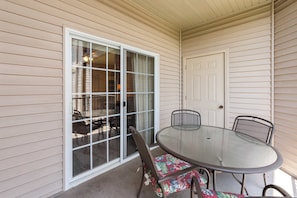 Outdoor dining - Spacious 2BR Condo - GOLF VIEWS - Pool & Dog OK (Branson)