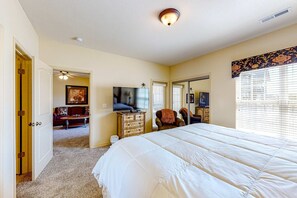 Iron/ironing board, WiFi, bed sheets, wheelchair access - Spacious 2BR Condo - GOLF VIEWS - Pool & Dog OK (Branson)